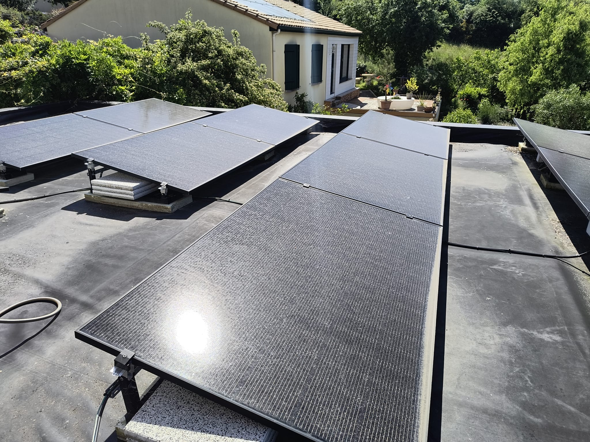 Panneaux photovoltaïques avant nettoyage par Solaire Propre 44