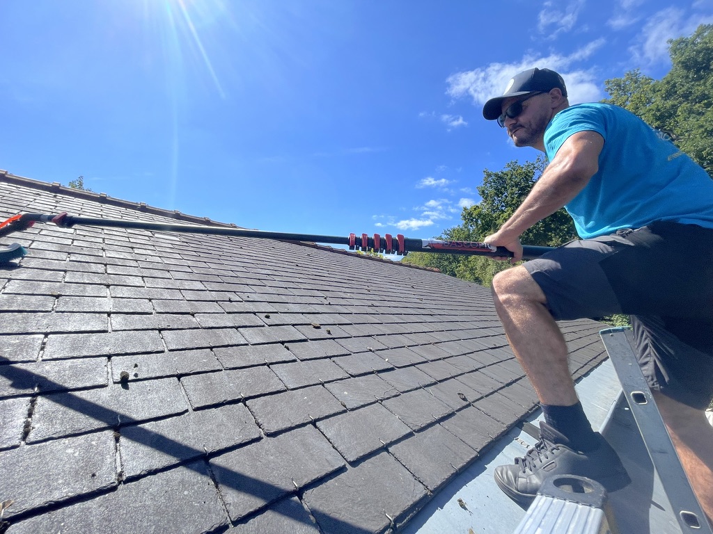 Nettoyage de toiture en cours par Solaire Propre 44
